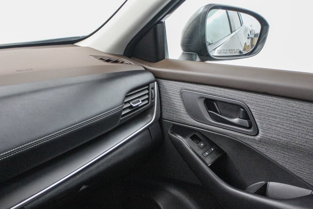 Used 2023 Nissan Rogue S AWD/4WD image 27