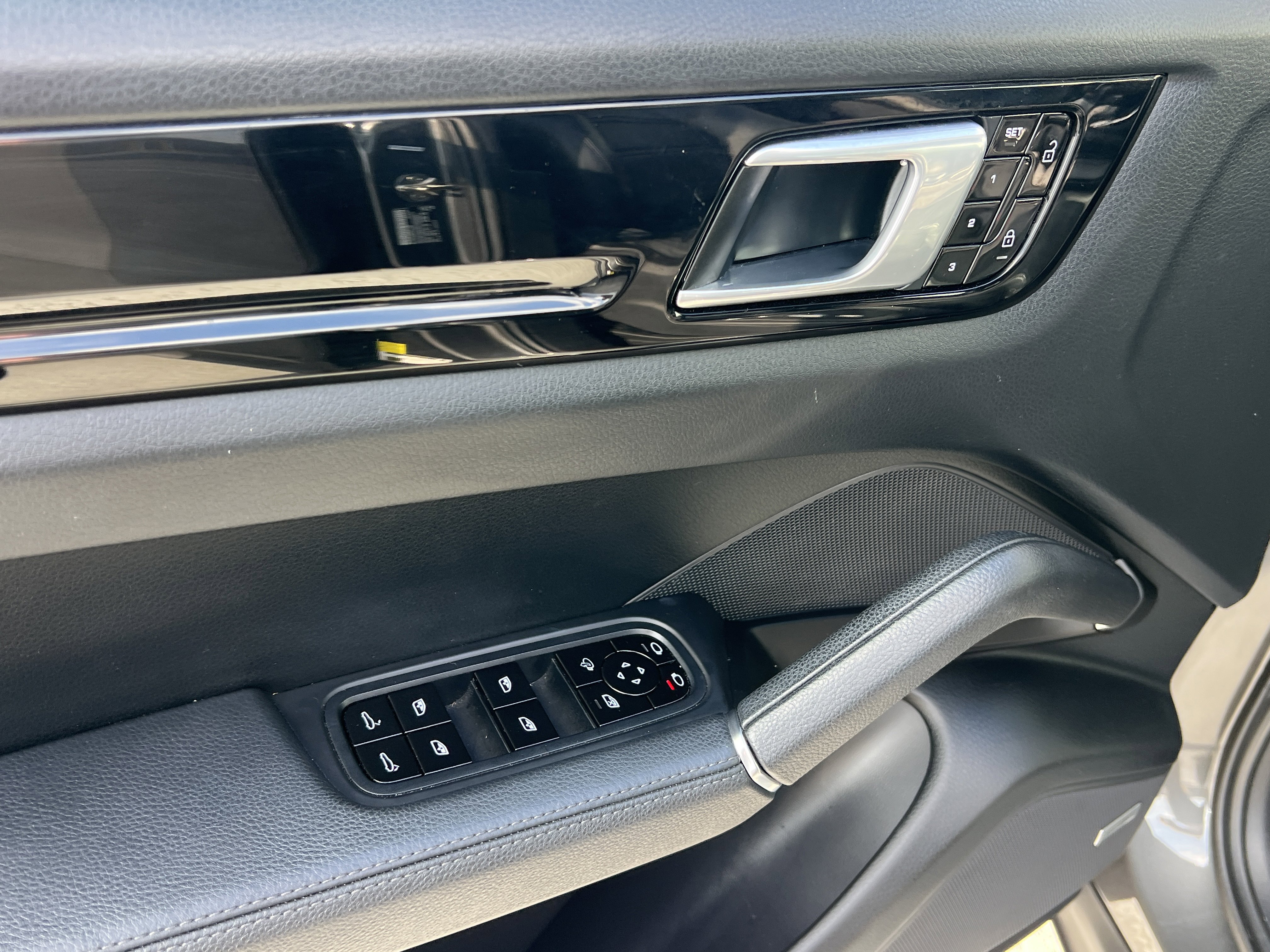 Used 2021 Porsche Cayenne image 25