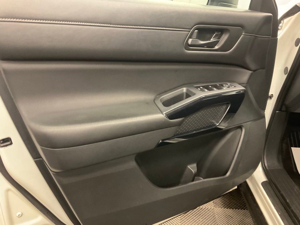 Used 2024 Nissan Pathfinder SV image 14