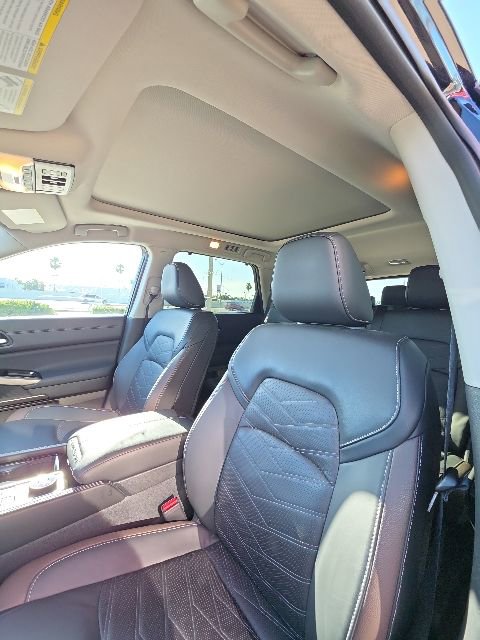Used 2025 Nissan Pathfinder Platinum w/ Cargo Package AWD/4WD image 14