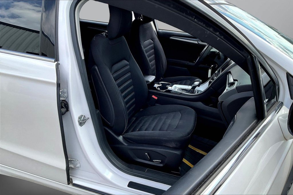 Used 2015 Ford Fusion SE FWD image 28