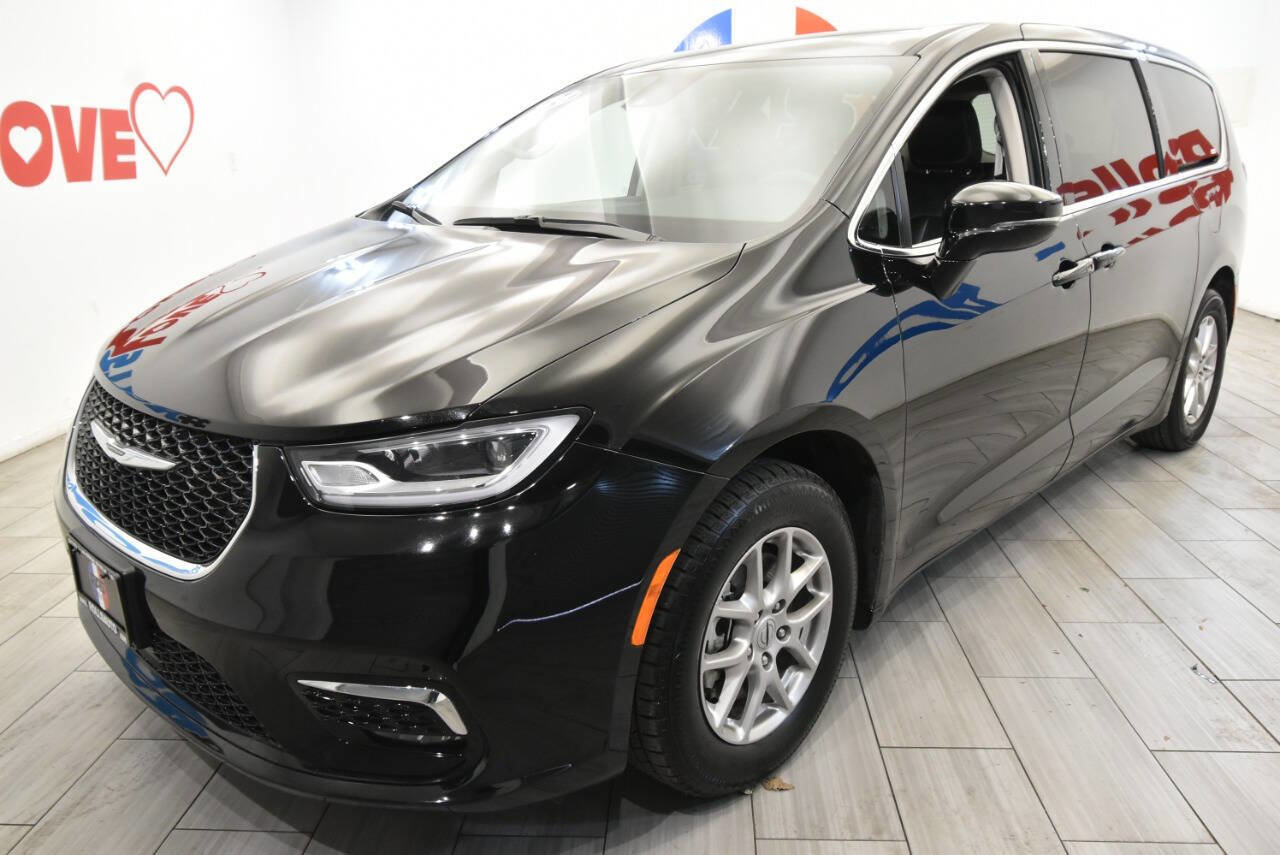 Used 2024 Chrysler Pacifica Touring-L