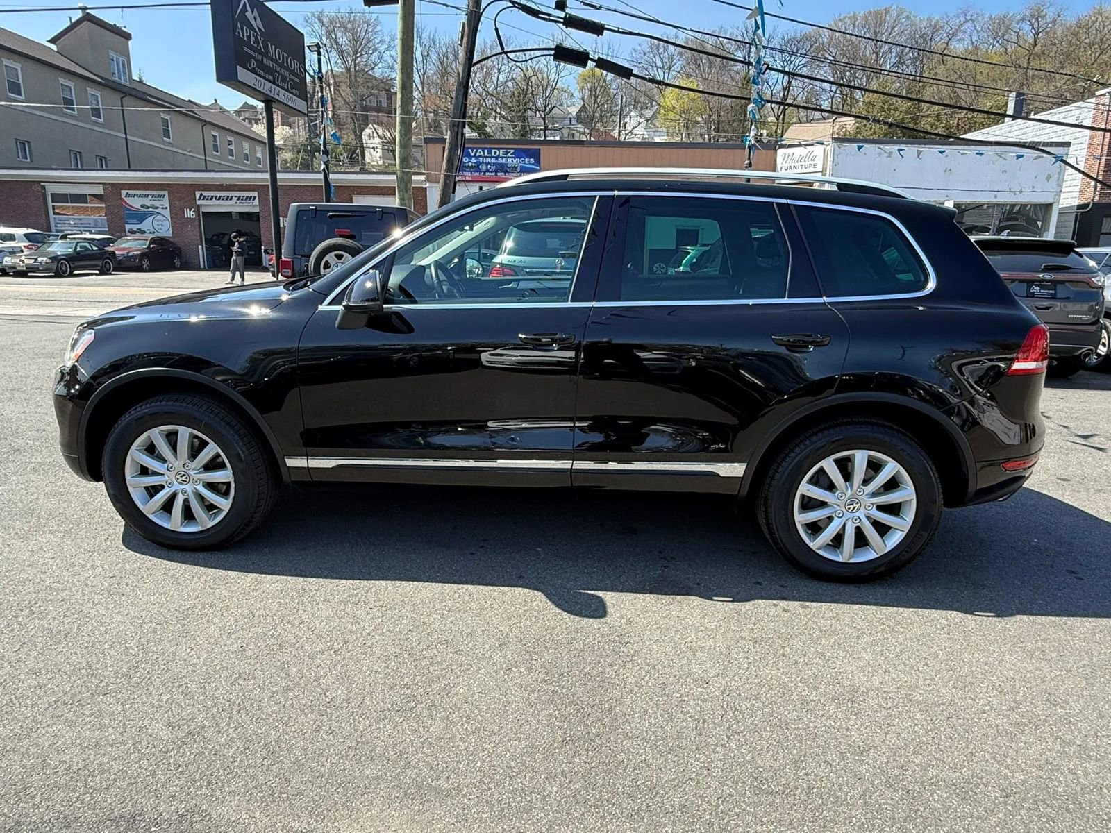 Used 2012 Volkswagen Touareg Sport image 3