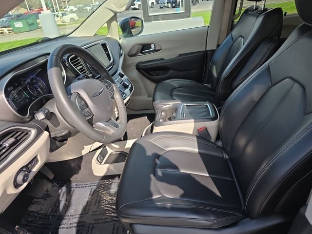 Used 2023 Chrysler Pacifica Touring-L FWD image 21