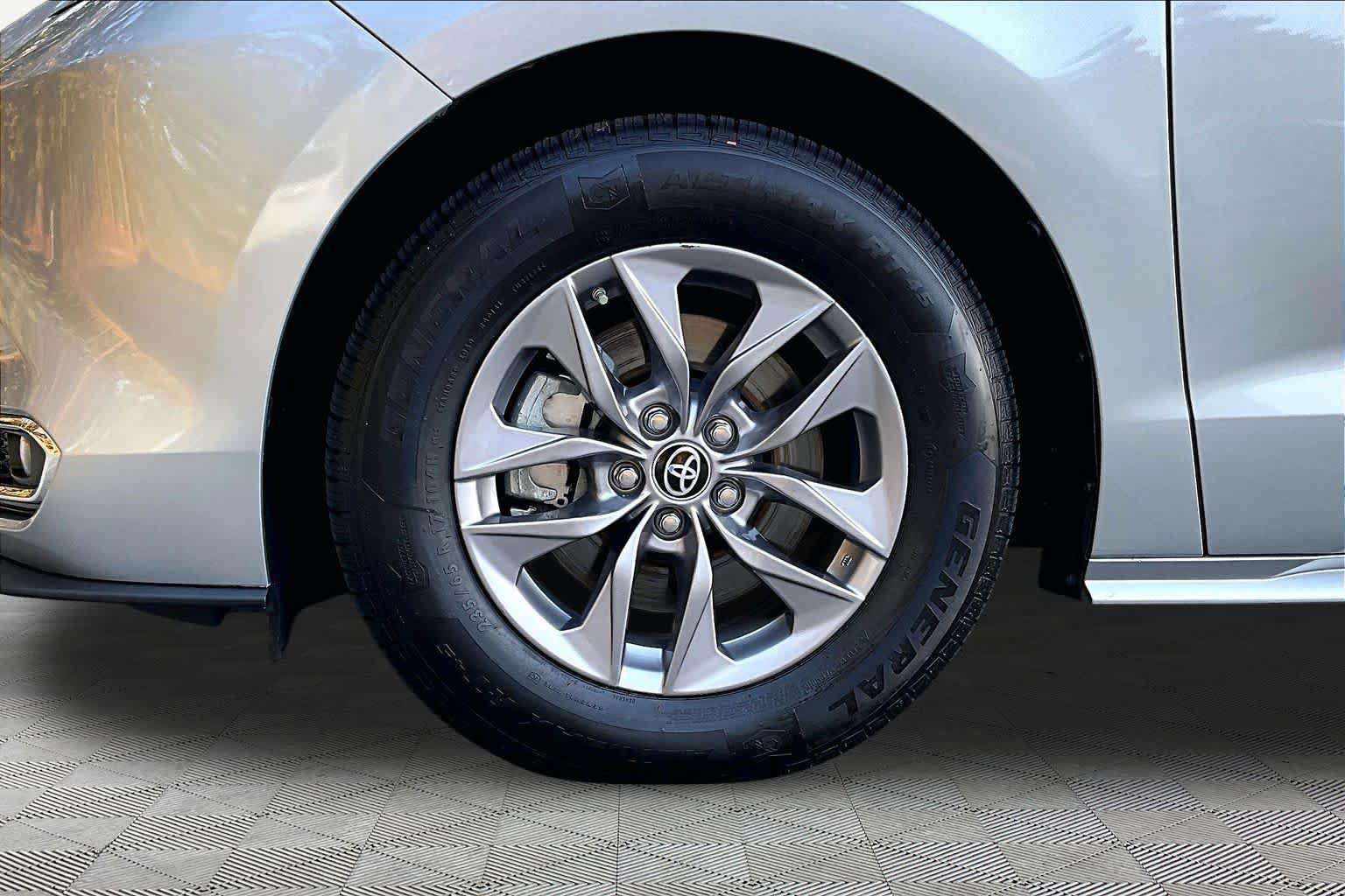 Certified 2023 Toyota Sienna XLE FWD image 11