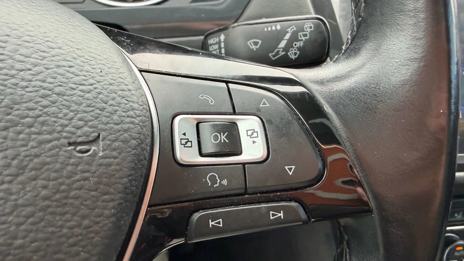 Used 2018 Volkswagen Tiguan SE w/ Panoramic Sunroof Package image 32