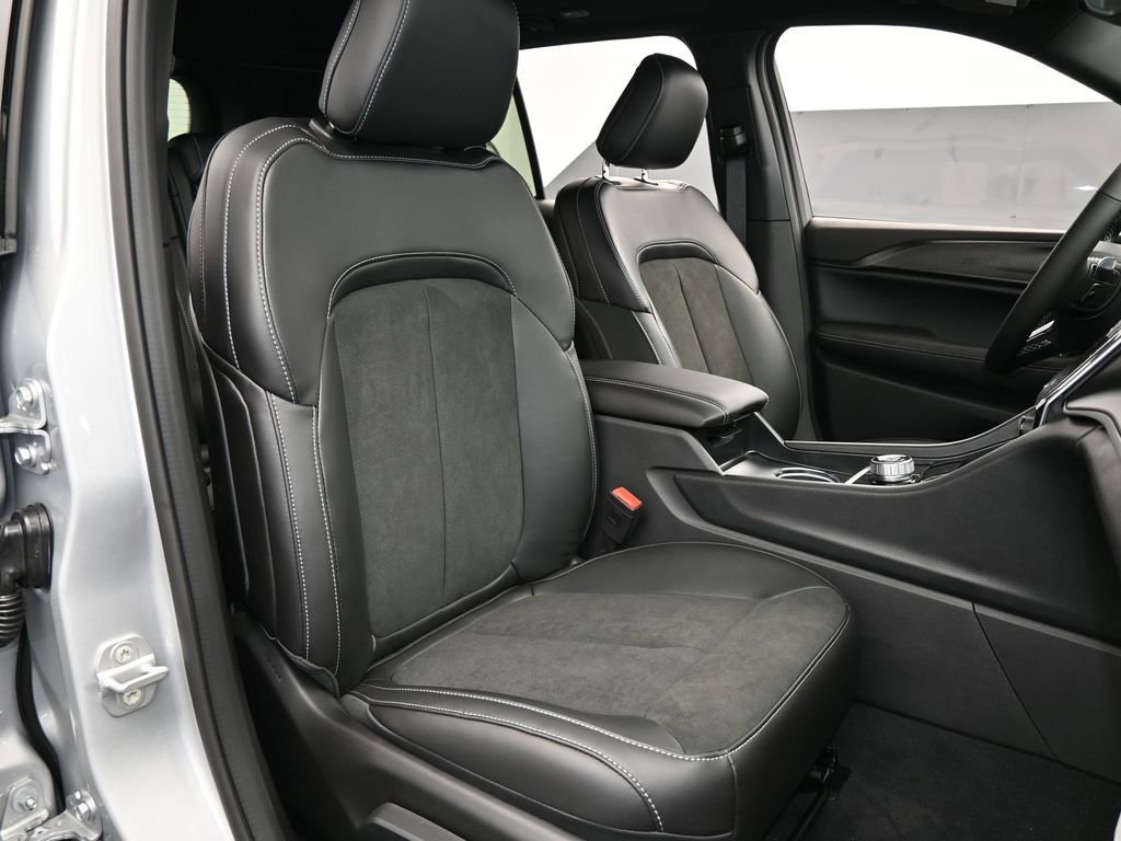 New 2025 Jeep Grand Cherokee Altitude image 37