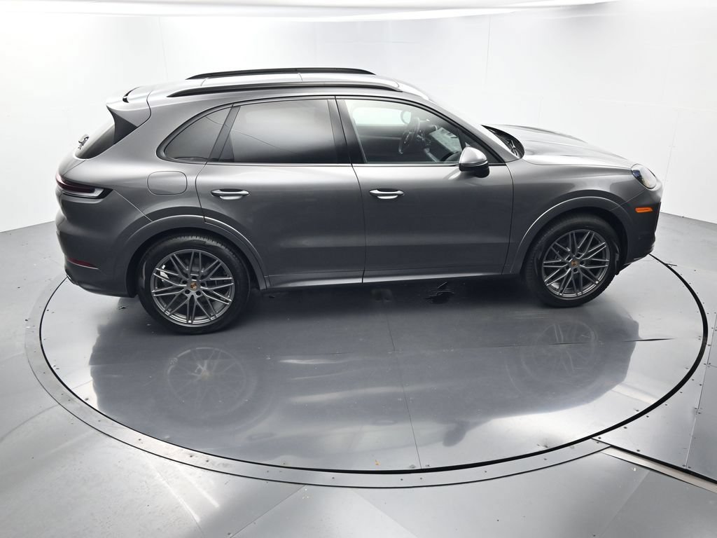 Certified 2025 Porsche Cayenne AWD/4WD image 38
