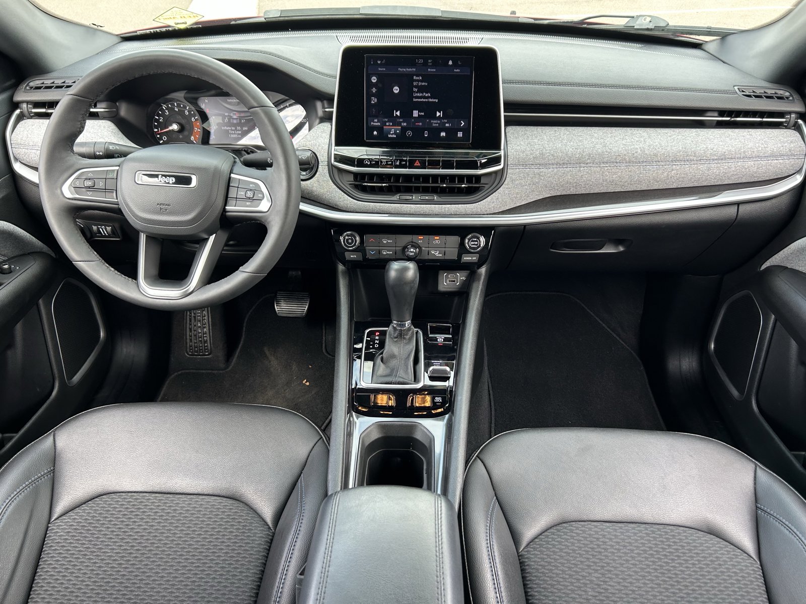 Used 2025 Jeep Compass Latitude AWD/4WD image 15