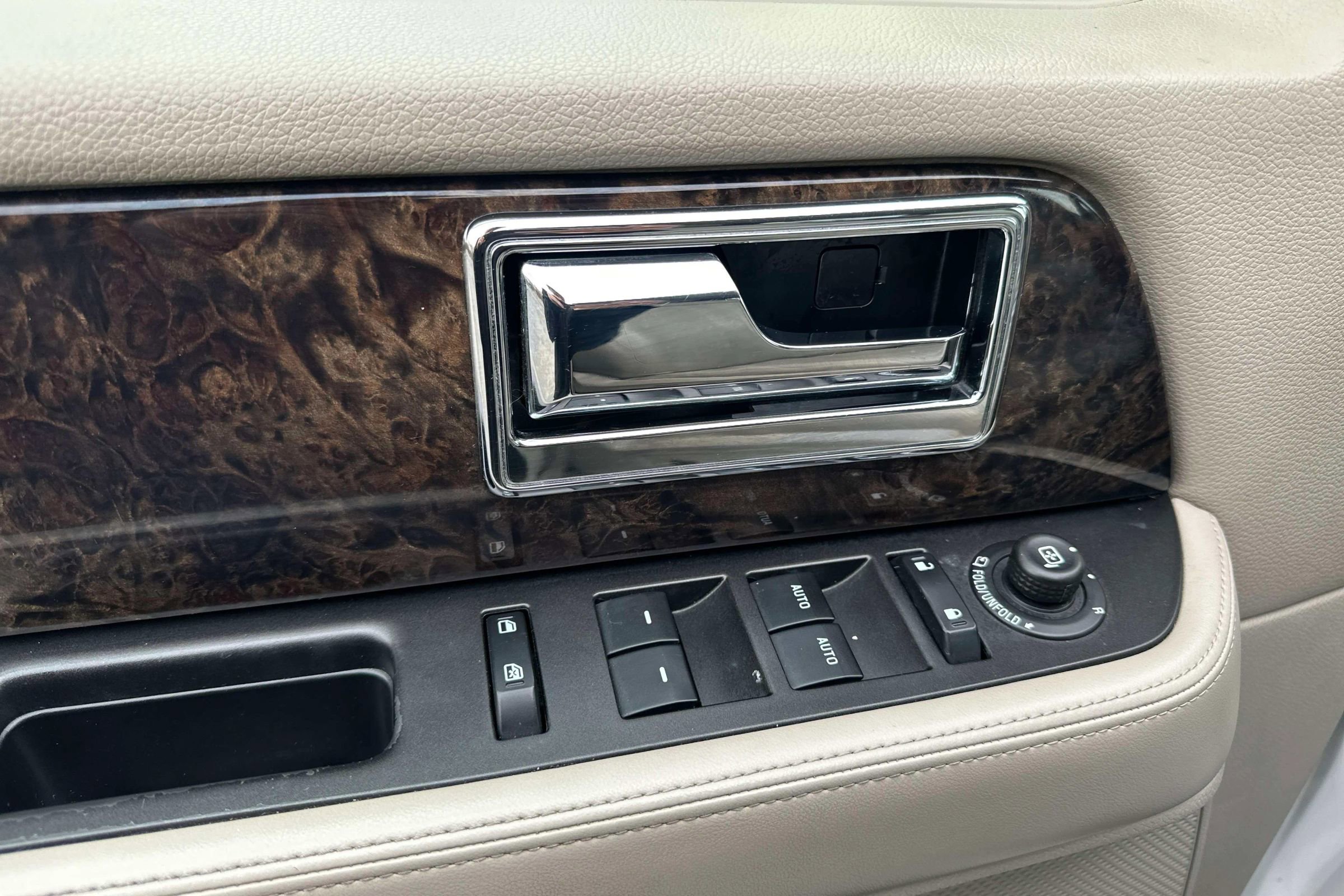 Used 2017 Lincoln Navigator Select image 15