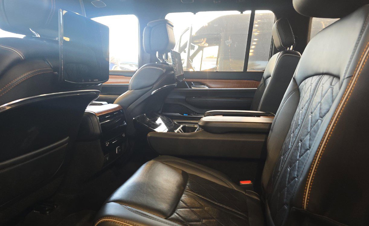 Used 2022 Jeep Grand Wagoneer Series III w/ Rear Seat Video Group 1 AWD/4WD image 10