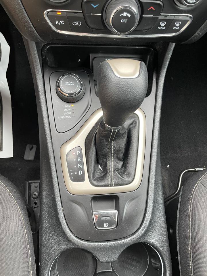 Used 2016 Jeep Cherokee Latitude AWD/4WD image 10