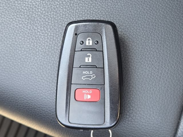 Used 2022 Toyota Highlander XLE AWD/4WD image 40
