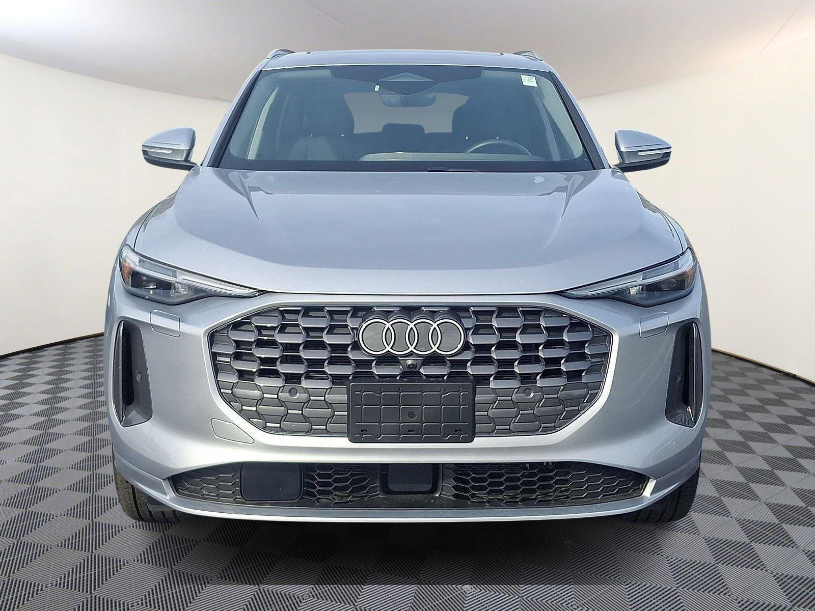 Used 2025 Audi Q5 Premium Plus w/ Premium Plus AWD/4WD image 2