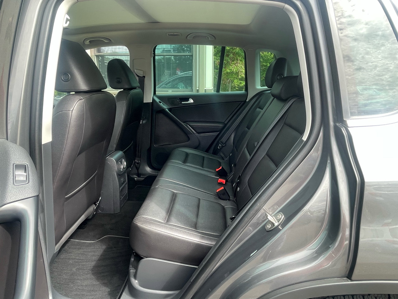 Used 2016 Volkswagen Tiguan SE image 9