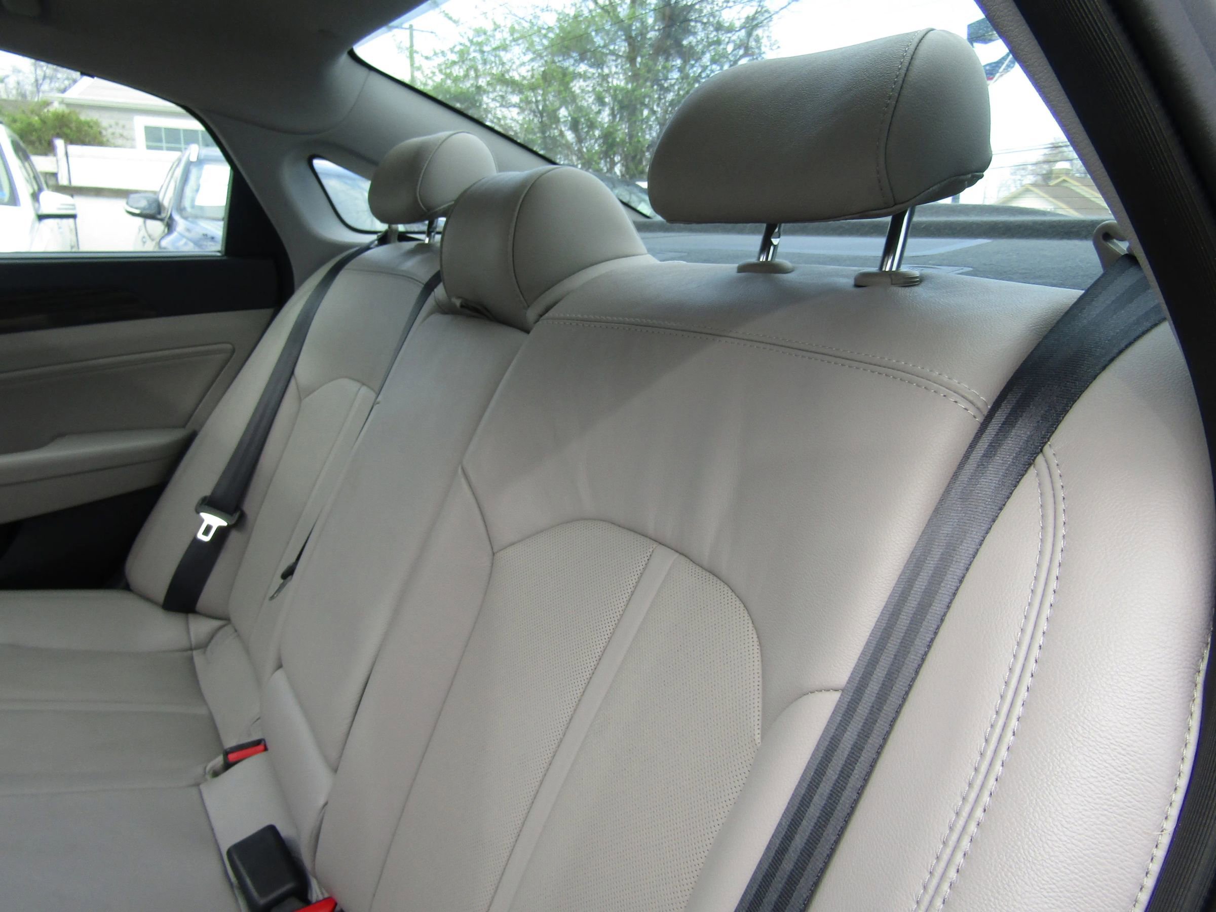 Used 2015 Hyundai Sonata Limited w/ Option Group 06 FWD image 19