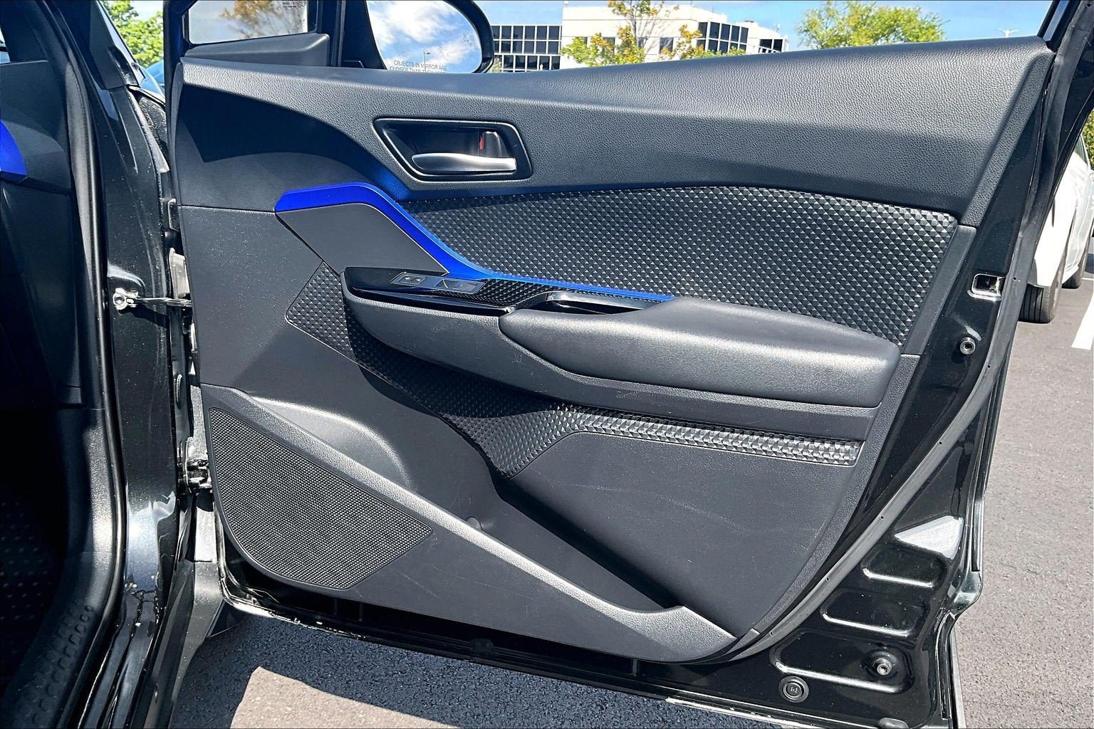 Used 2022 Toyota C-HR XLE FWD image 21