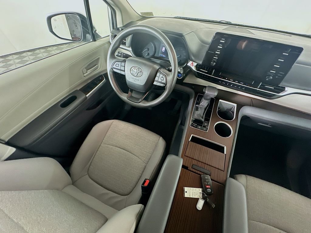 Used 2024 Toyota Sienna LE image 9