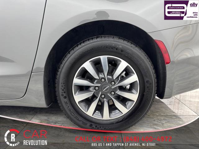 Used 2021 Chrysler Pacifica Touring-L image 61