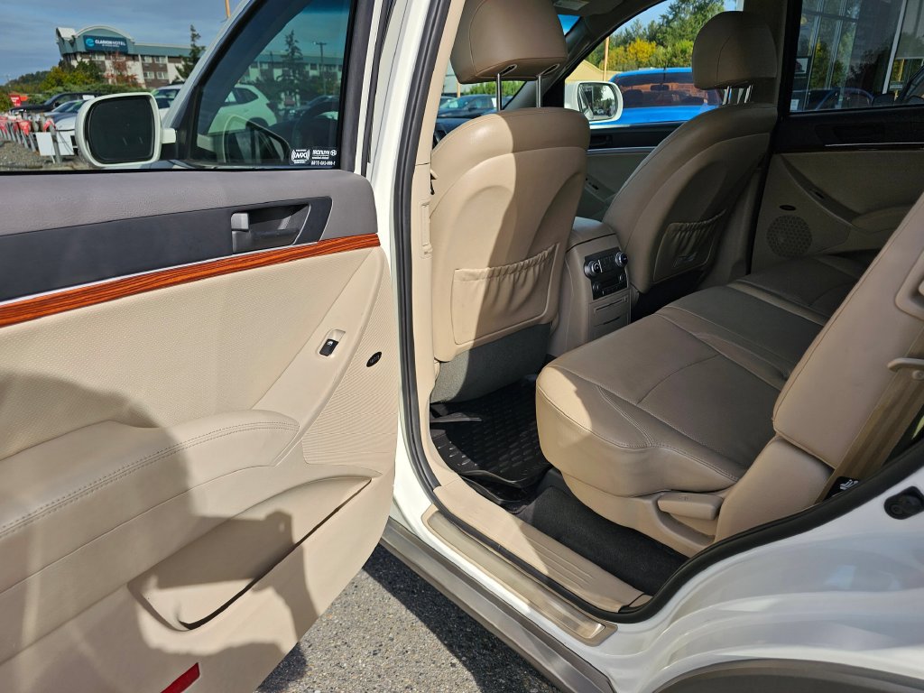 Used 2012 Hyundai Veracruz Limited w/ Entertainment Pkg FWD image 17
