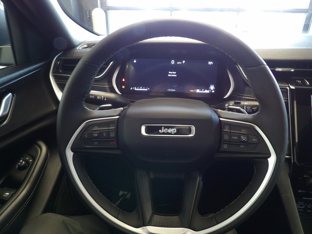 Used 2025 Jeep Grand Cherokee Laredo X w/ Luxury Tech Group I image 29