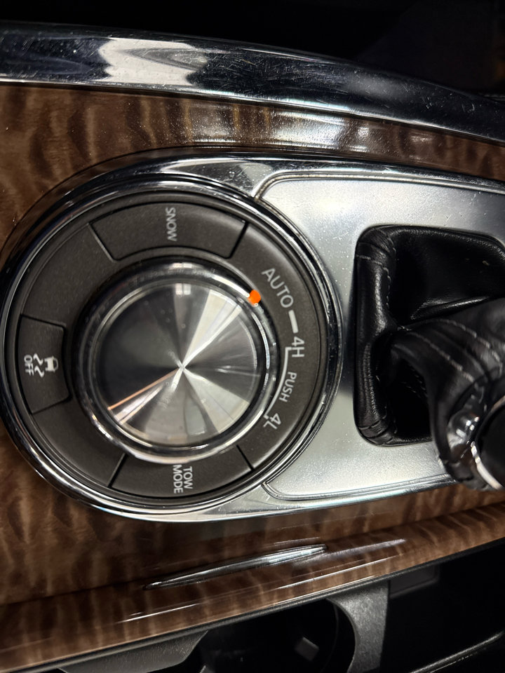 Used 2020 Nissan Armada SL image 25