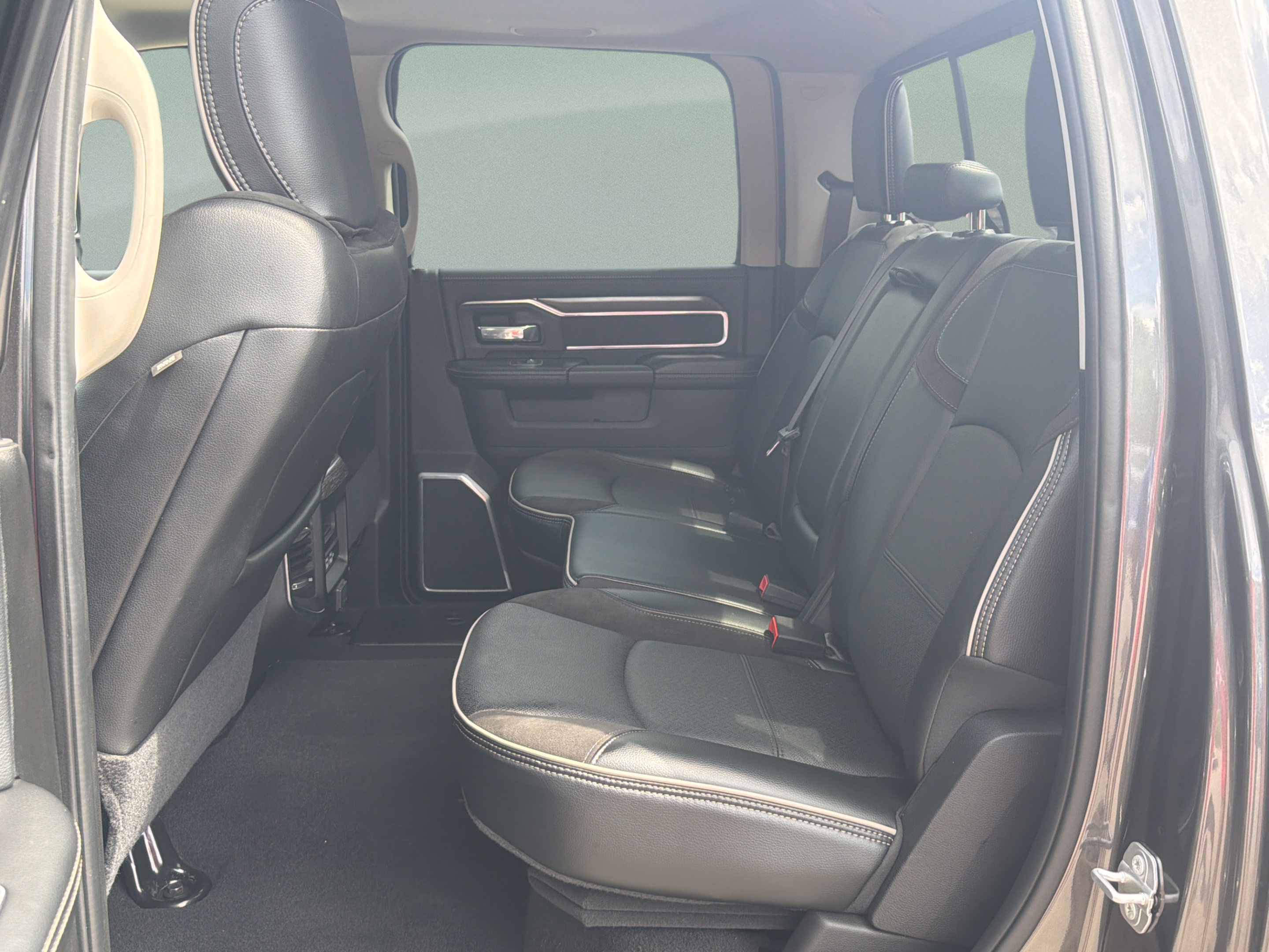 Used 2024 RAM 3500 Laramie AWD/4WD image 21