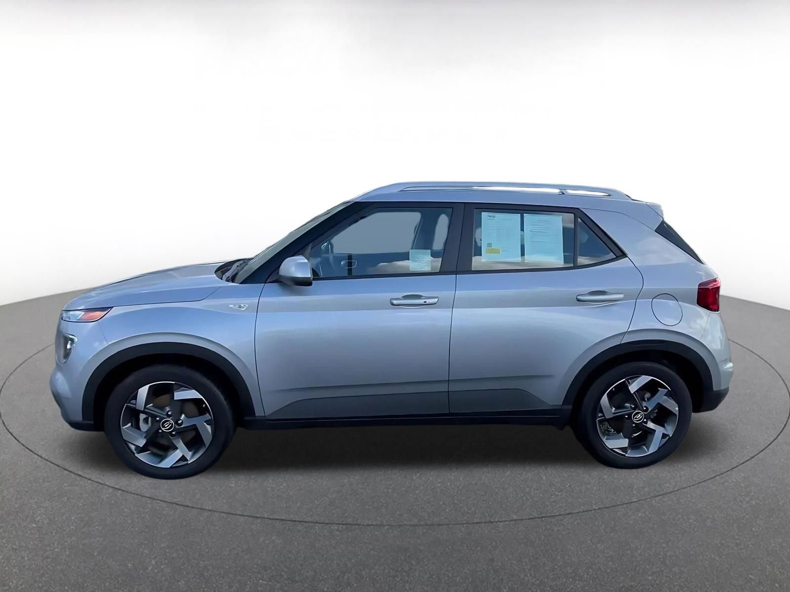 Used 2025 Hyundai Venue SEL FWD image 9