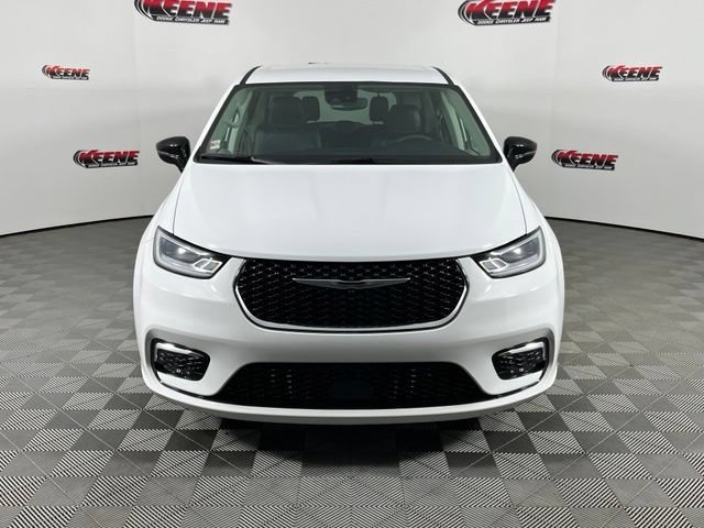 Used 2024 Chrysler Pacifica Touring-L FWD image 4