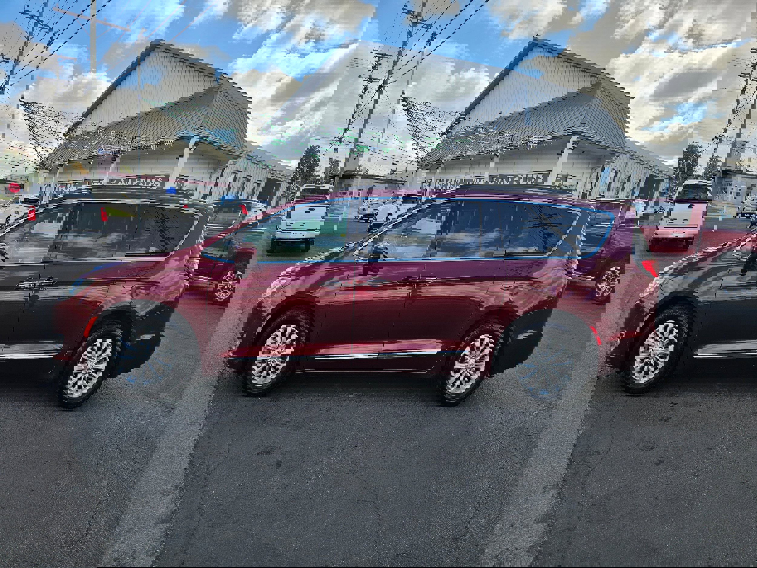 Used 2017 Chrysler Pacifica Touring-L image 8