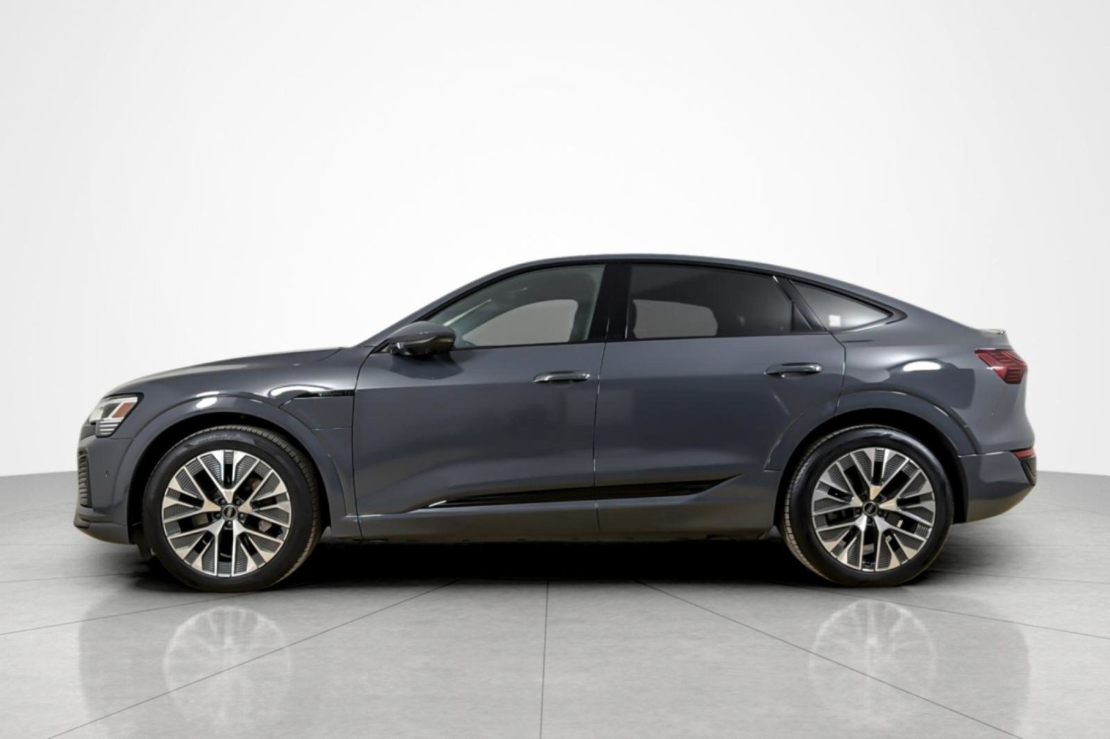 Used 2024 Audi Q8 e-tron Premium Plus AWD/4WD image 2