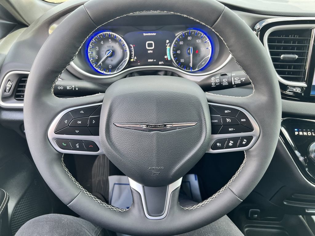Used 2025 Chrysler Pacifica Select FWD image 10