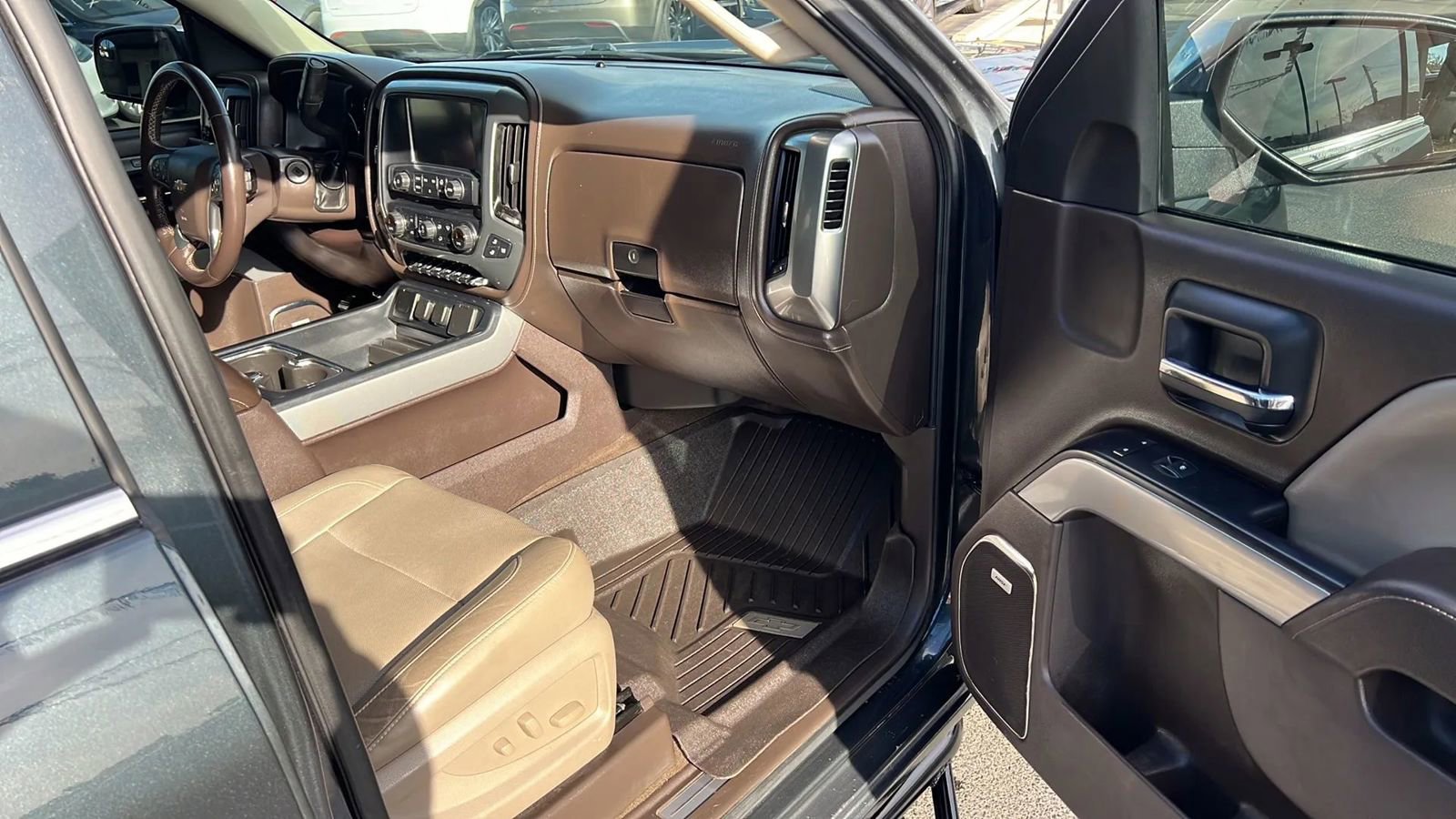 Used 2018 Chevrolet Silverado 1500 LTZ Z71 w/ LTZ Plus Package AWD/4WD image 21