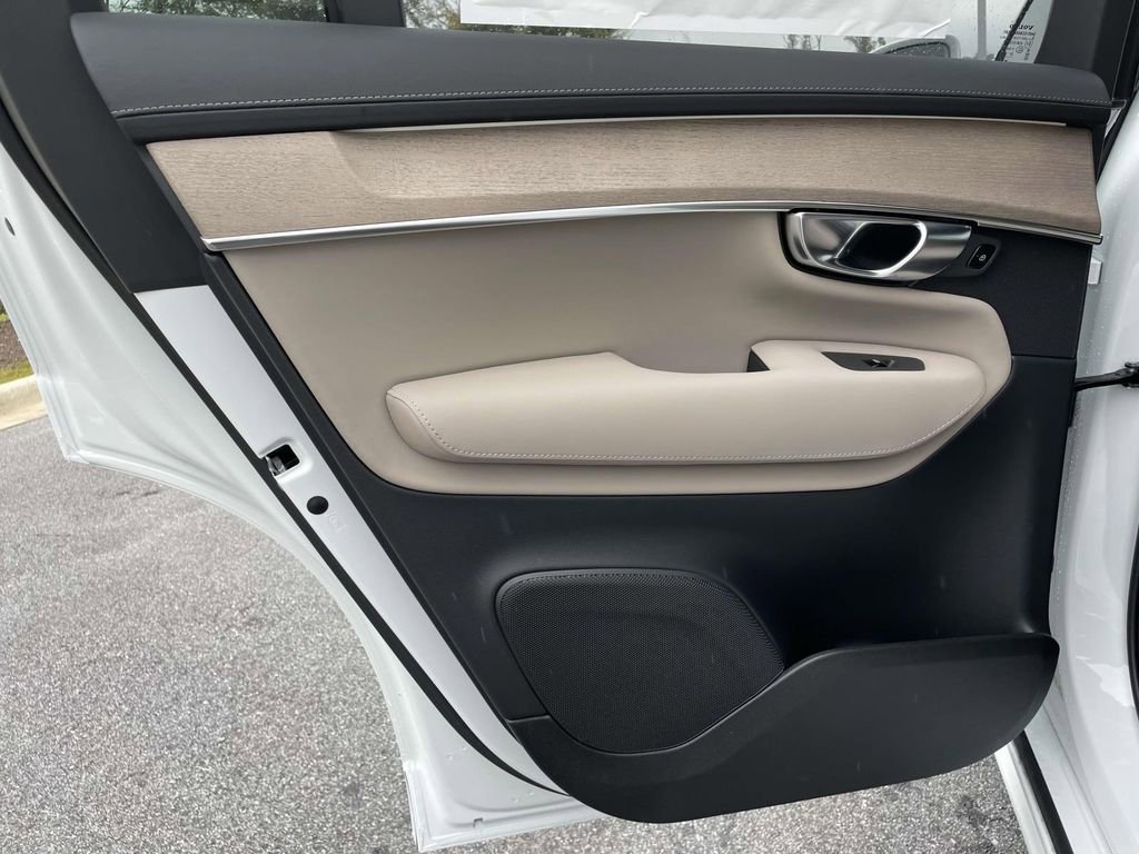 New 2026 Volvo XC90 T8 Plus image 2