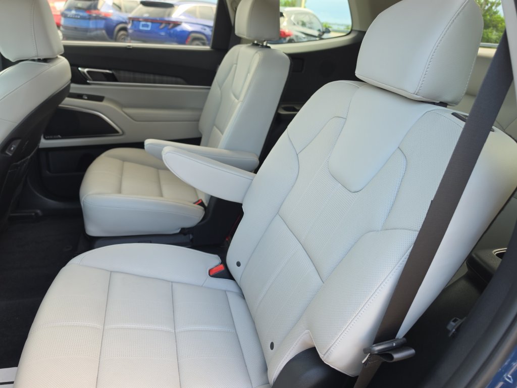 Used 2024 Kia Telluride SX w/ Towing Package FWD image 12