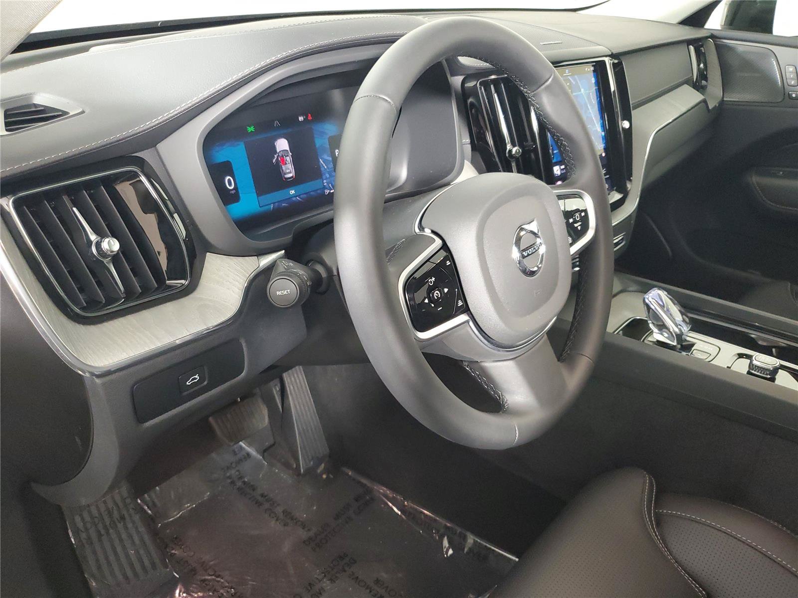 Certified 2025 Volvo XC60 B5 Ultra AWD/4WD image 24