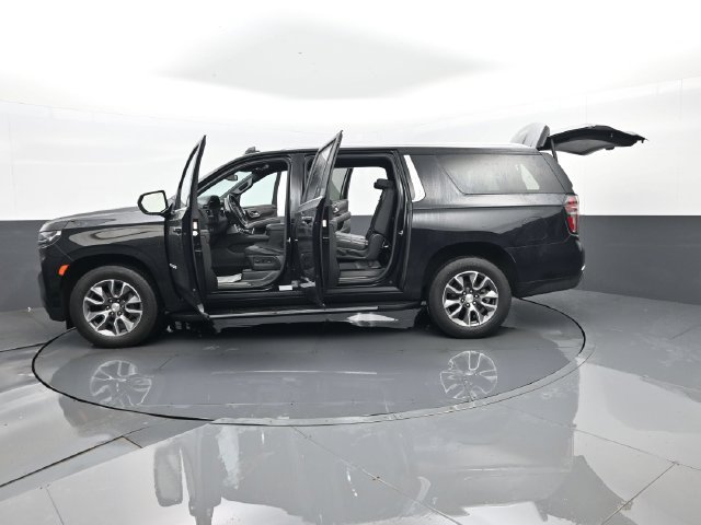 Used 2023 Chevrolet Suburban LT AWD/4WD image 32