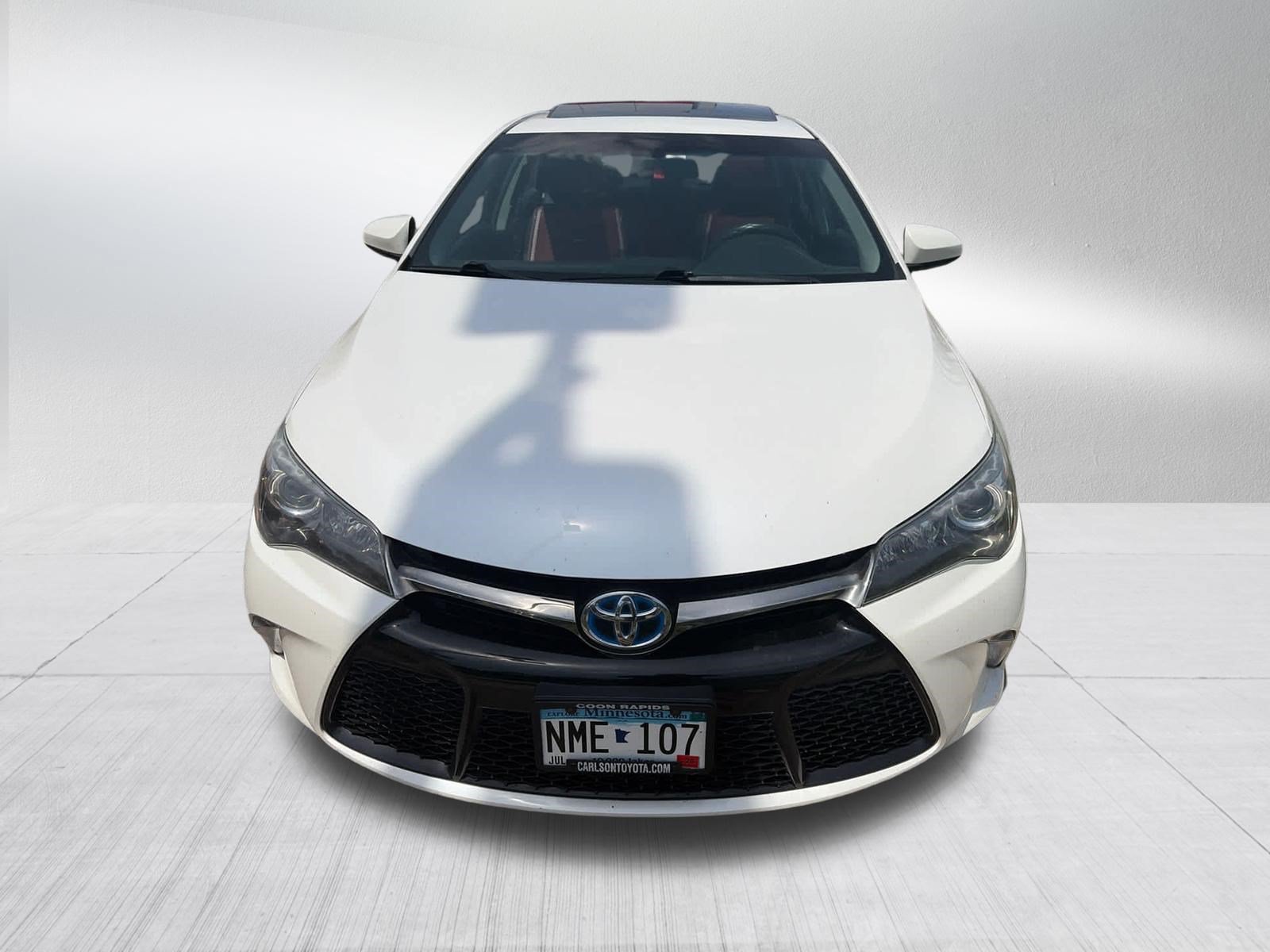 Used 2015 Toyota Camry SE w/ Moonroof Package FWD image 2