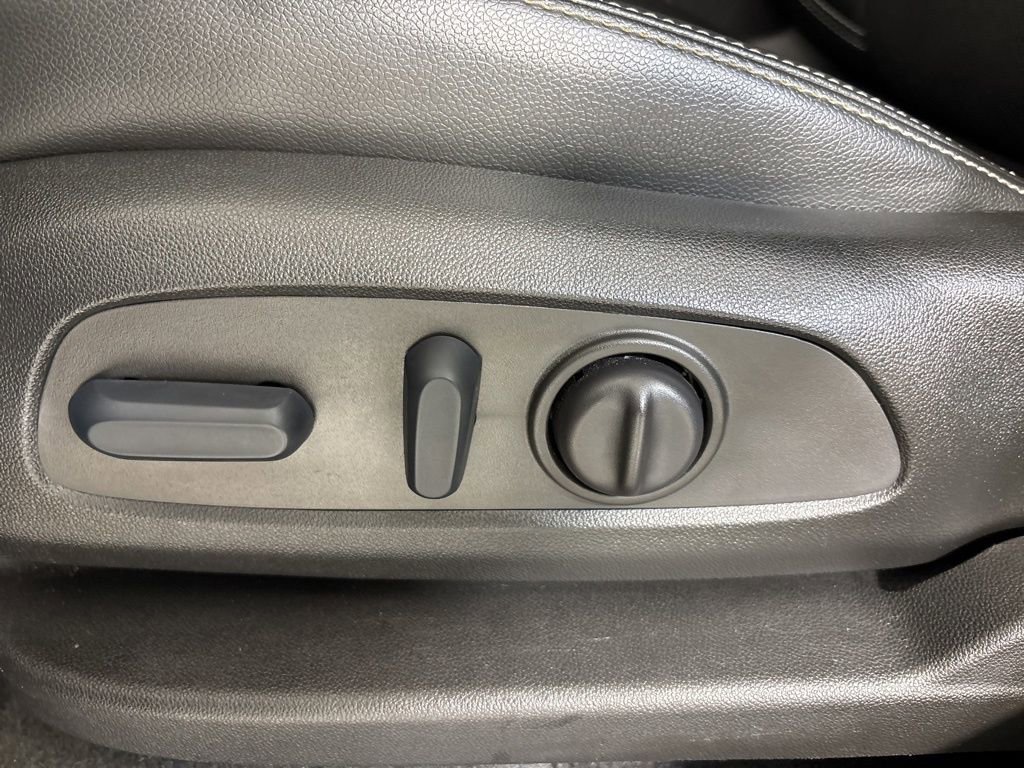 Used 2023 GMC Terrain SLT w/ Elevation Edition image 15