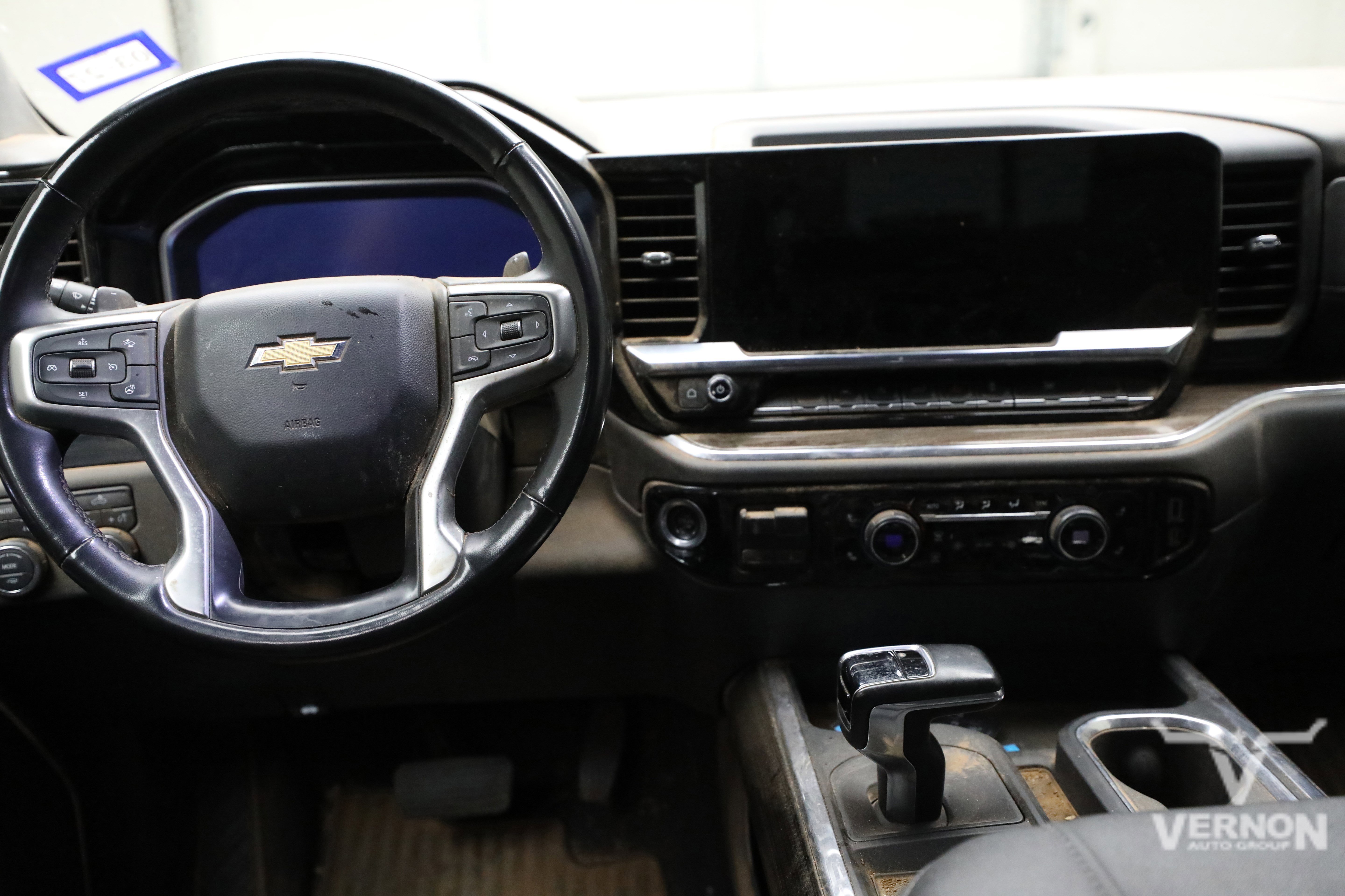 Used 2023 Chevrolet Silverado 1500 LT w/ Leather Package AWD/4WD image 8