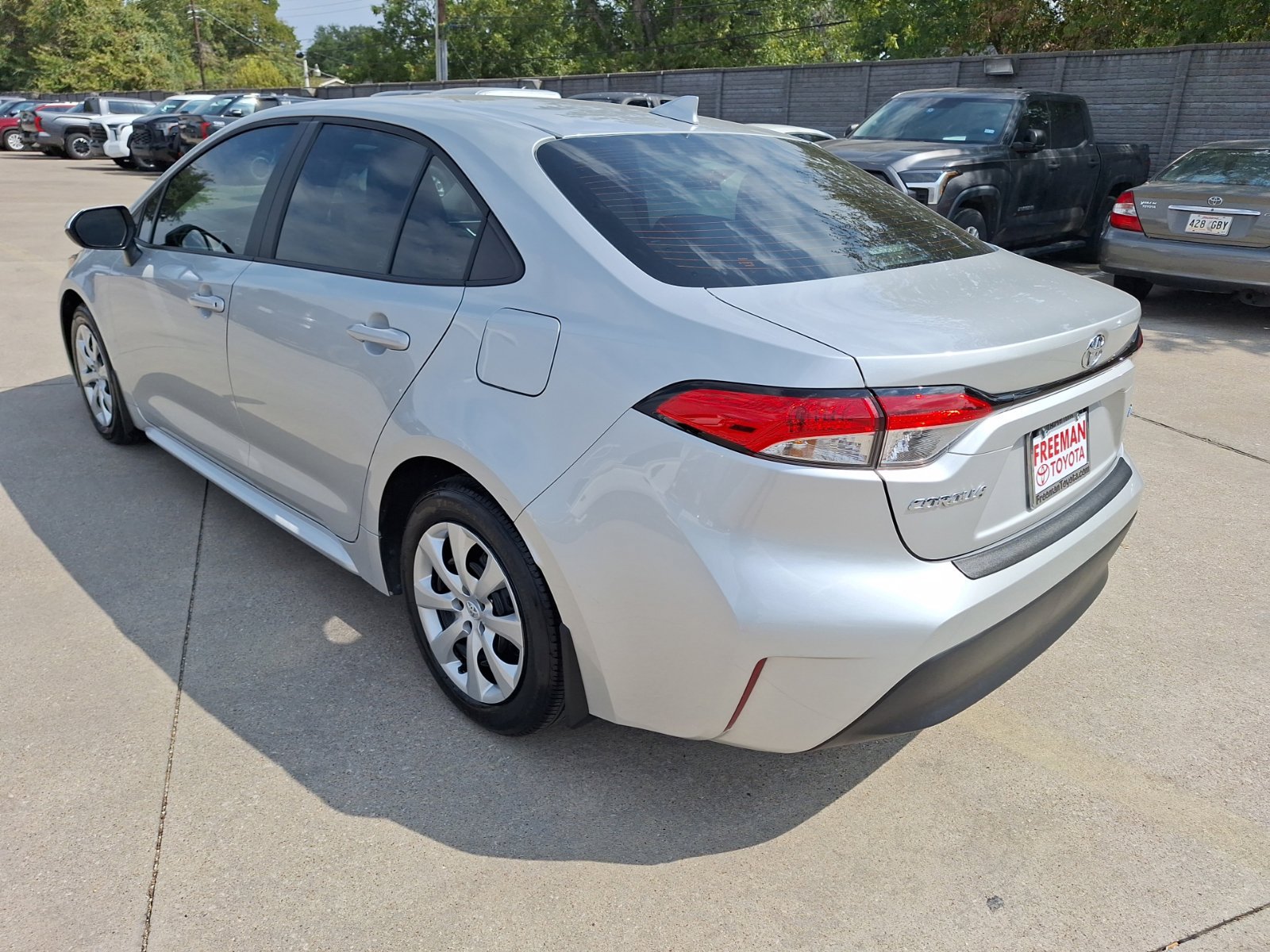 Used 2025 Toyota Corolla LE FWD image 4