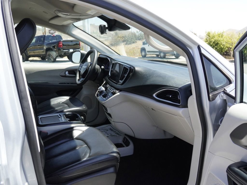 Certified 2023 Chrysler Pacifica Touring-L FWD image 23