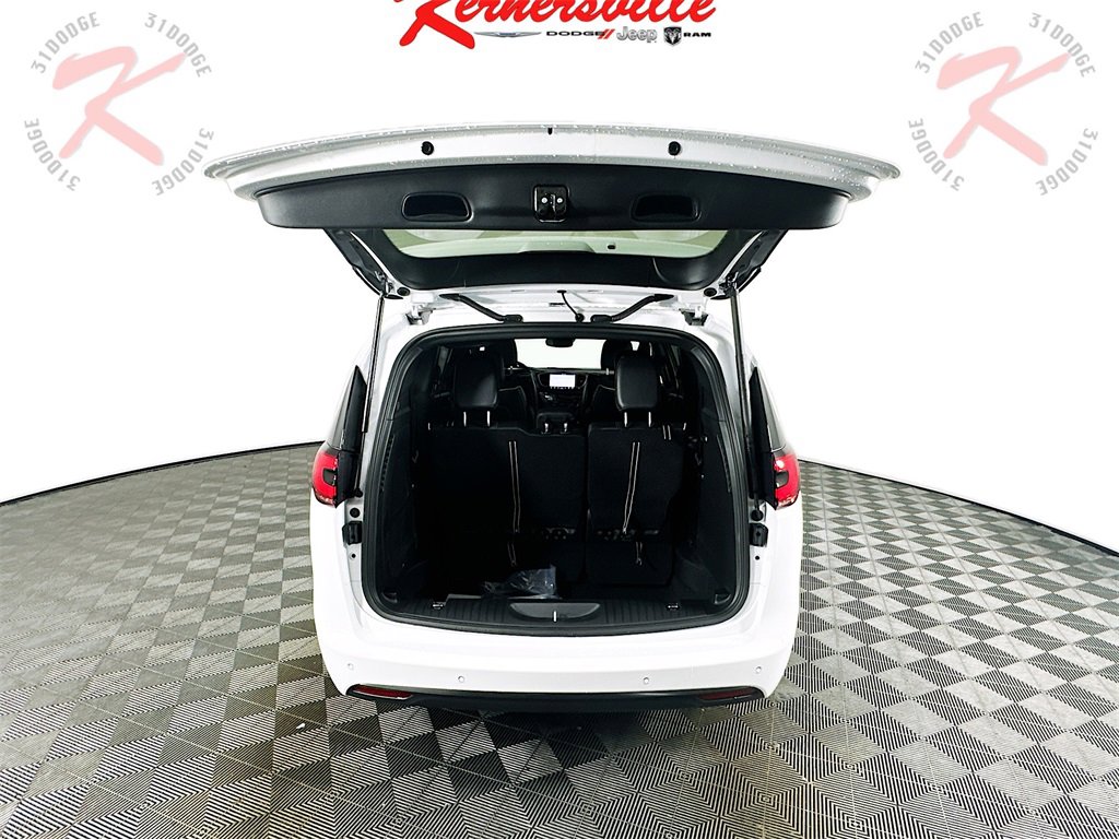 New 2026 Chrysler Pacifica Limited image 16