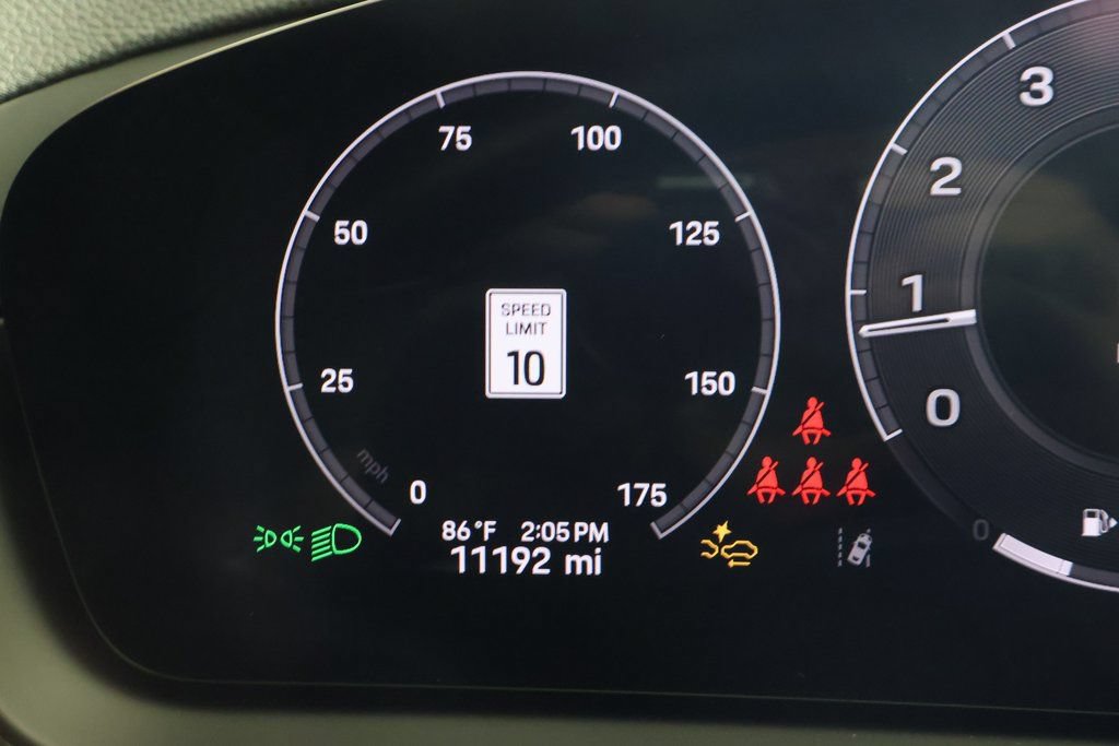 Used 2025 Porsche Cayenne AWD/4WD image 17