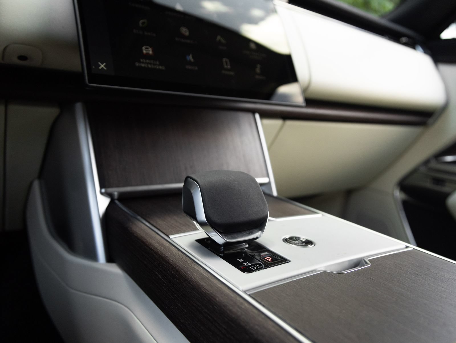 Used 2025 Land Rover Range Rover SE AWD/4WD image 24