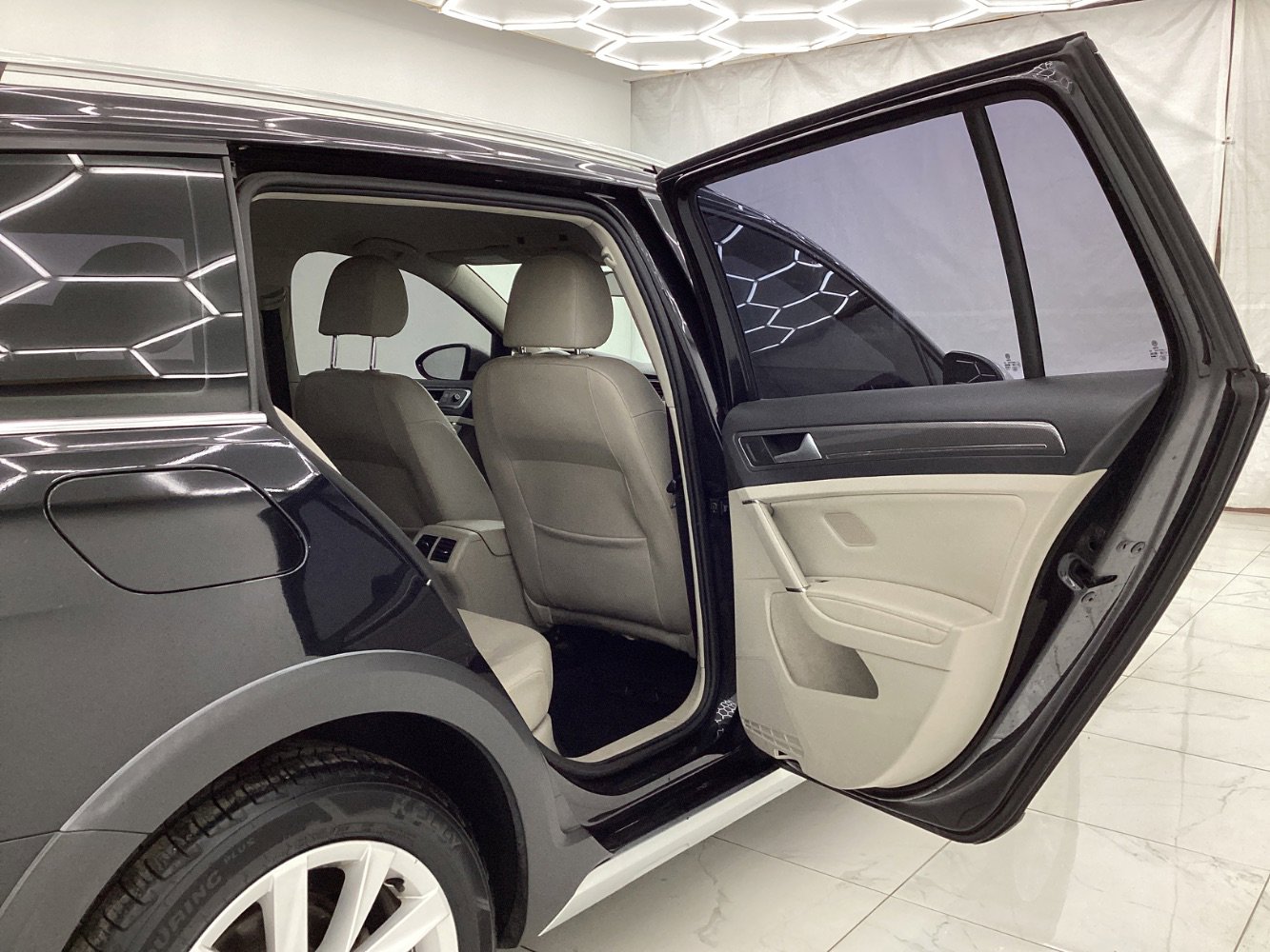 Used 2017 Volkswagen Golf Alltrack S image 23