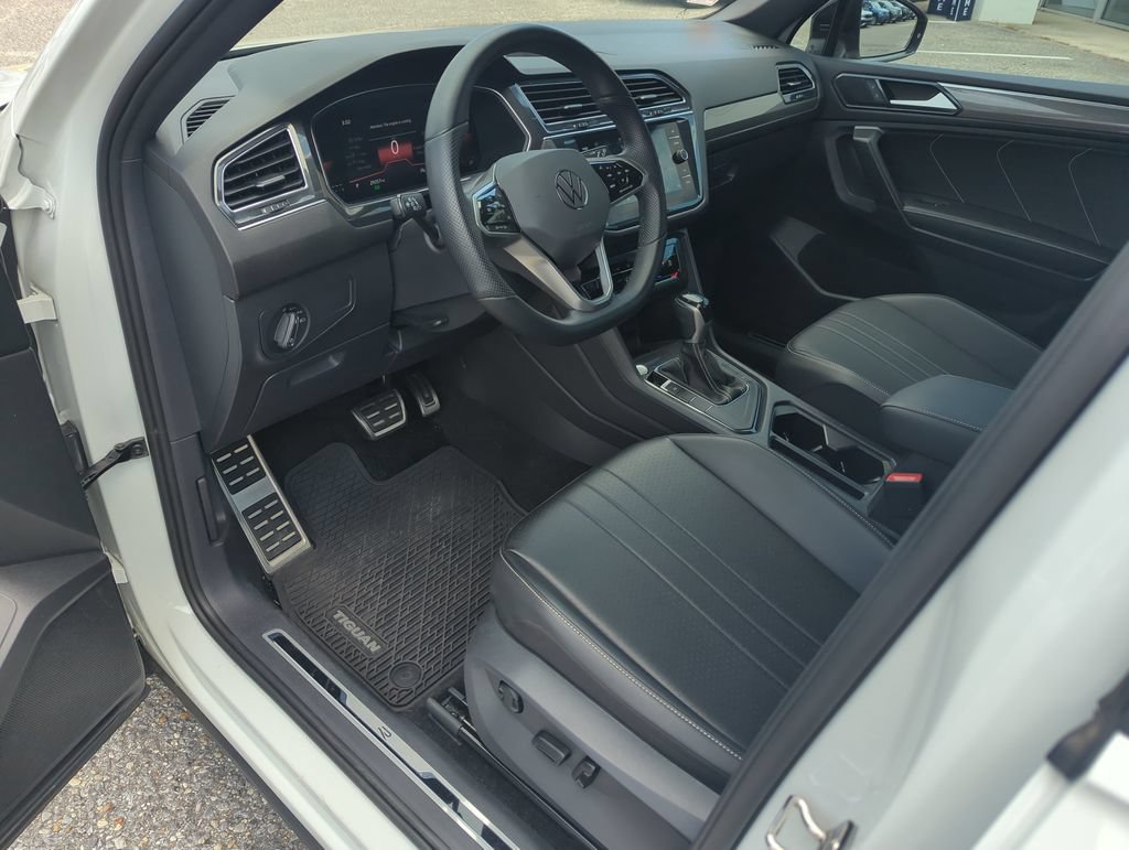 Certified 2023 Volkswagen Tiguan SE R-Line FWD image 11