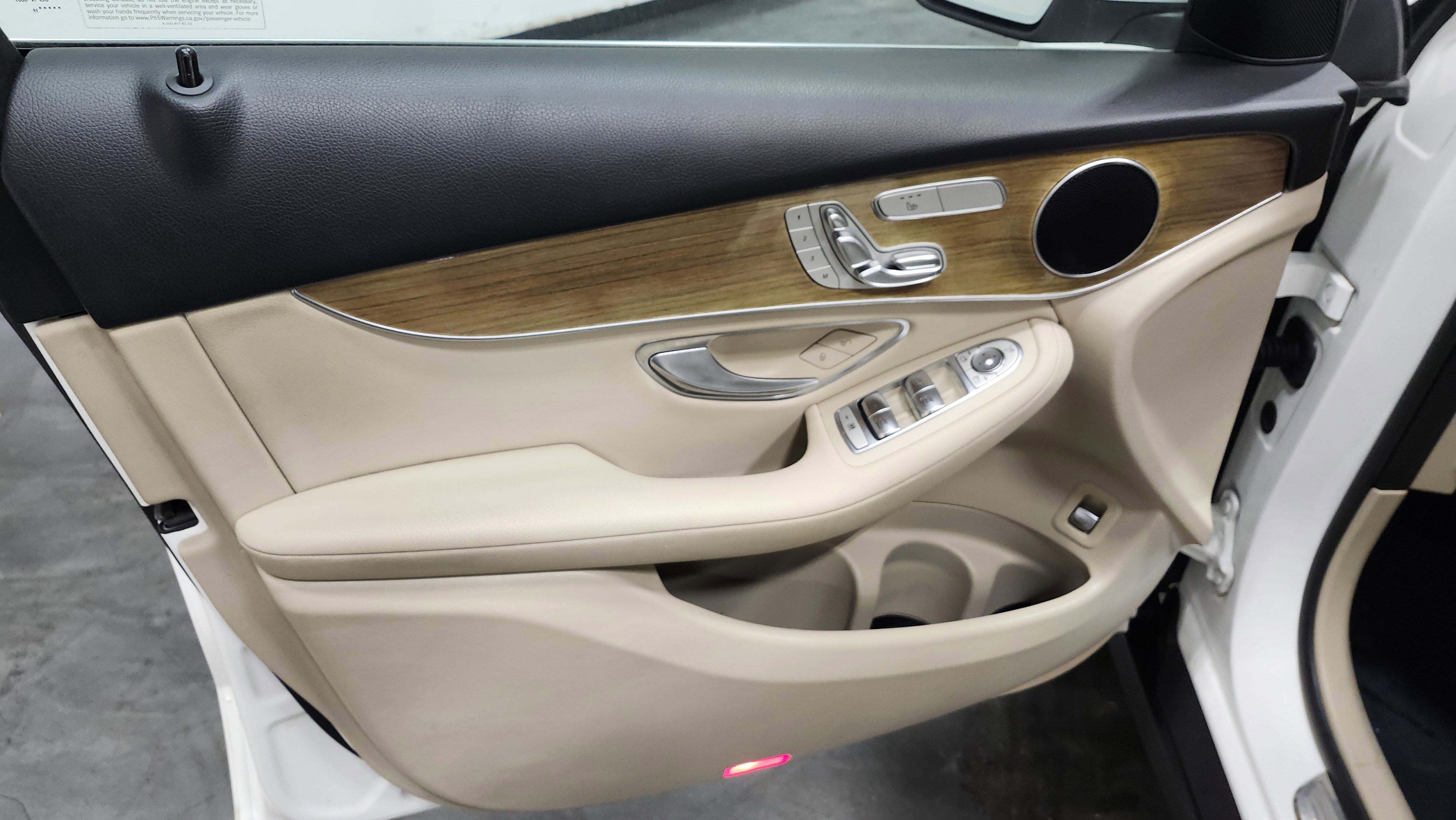 Used 2019 Mercedes-Benz GLC 300 w/ Premium Package image 24