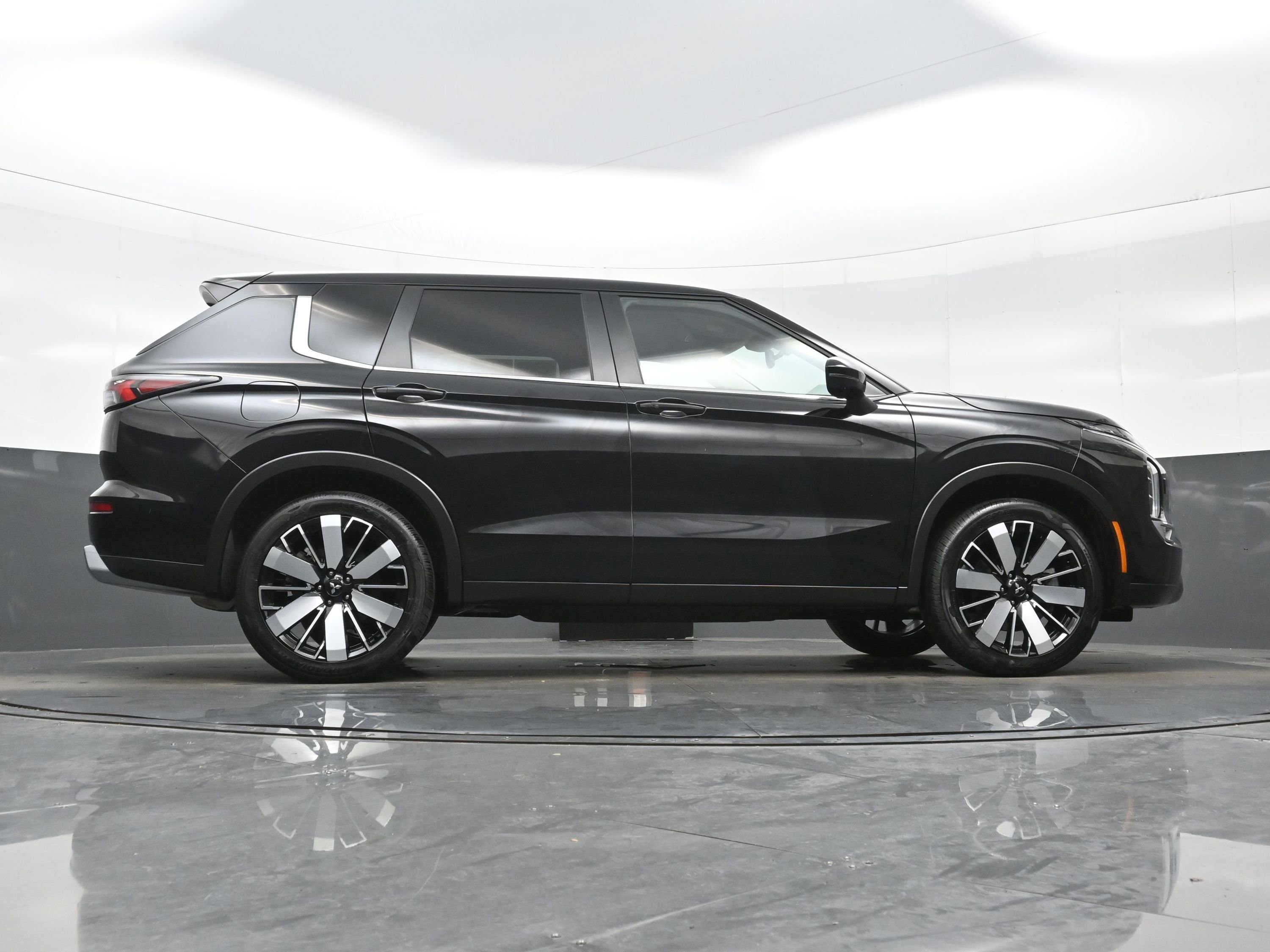 Used 2025 Mitsubishi Outlander SE AWD/4WD image 33