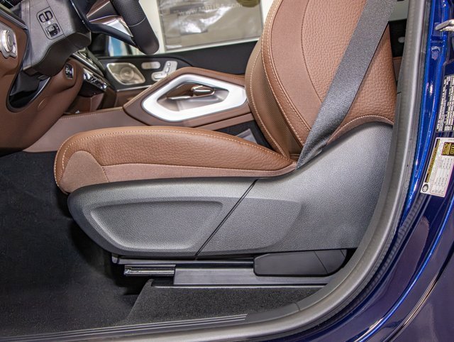 Used 2025 Mercedes-Benz GLS 580 4MATIC image 16